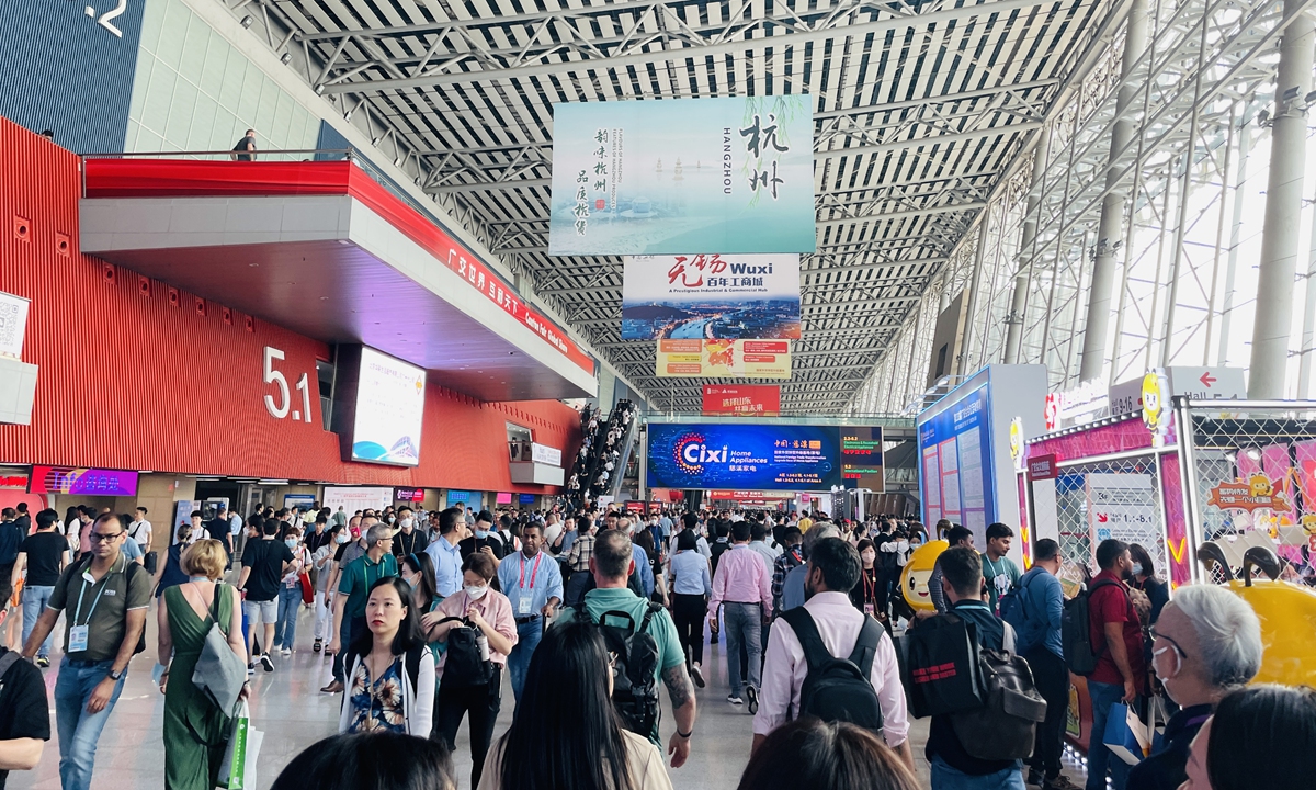 Visiteurs internationaux à l'entrée des halls